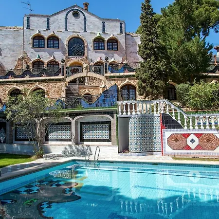 Gaudi Style Apartahotel