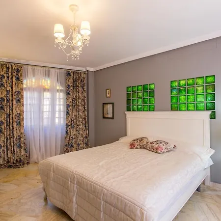 Gaudi Style Apartahotel Nàquera