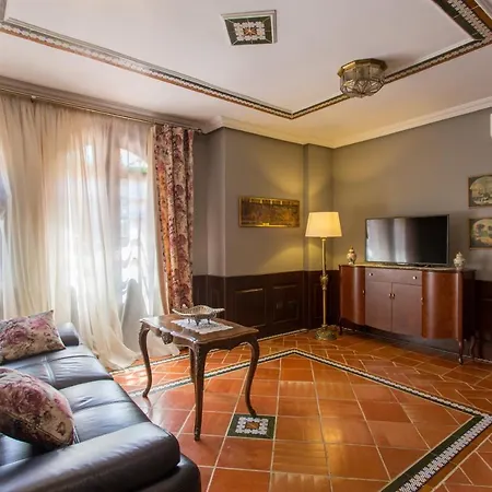 Gaudi Style Apartahotel Nàquera